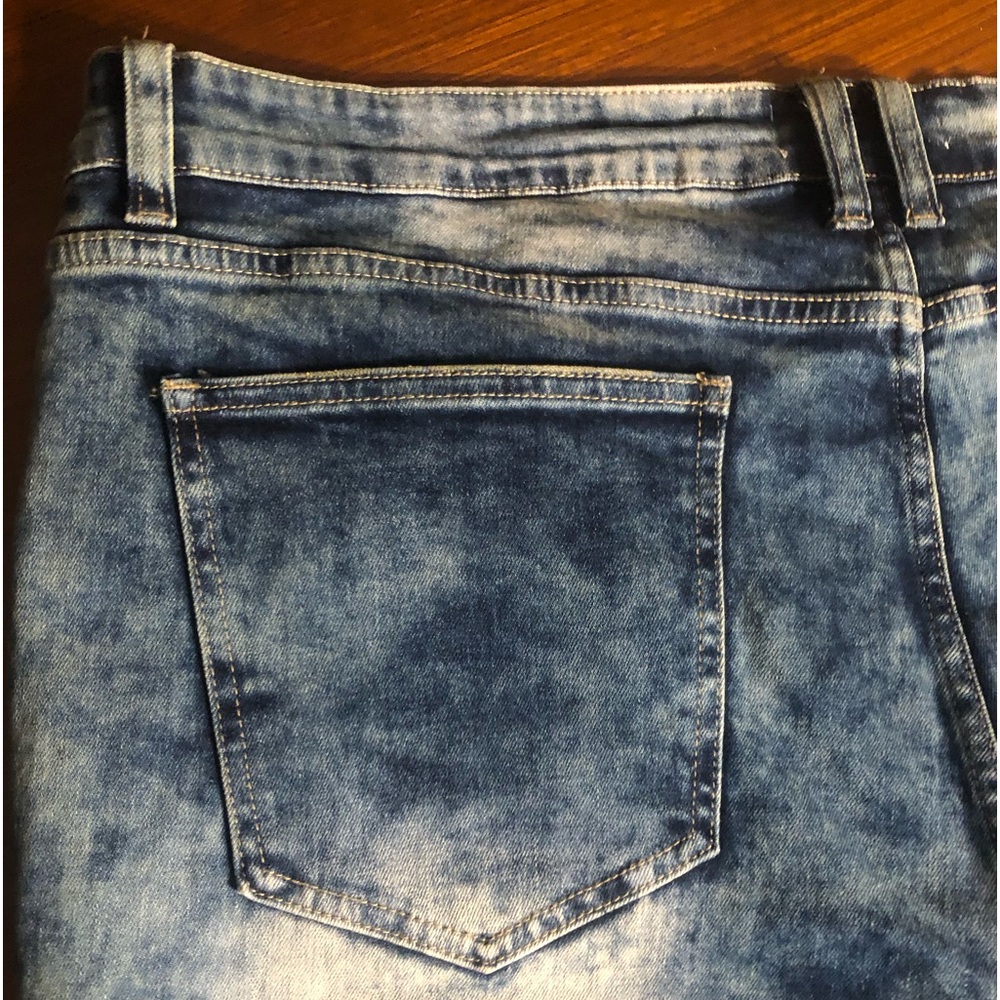 Fashion Nova Leopard Distressed Denim Short - Vintage Blue Wash Size 42 - Picture 5 of 7